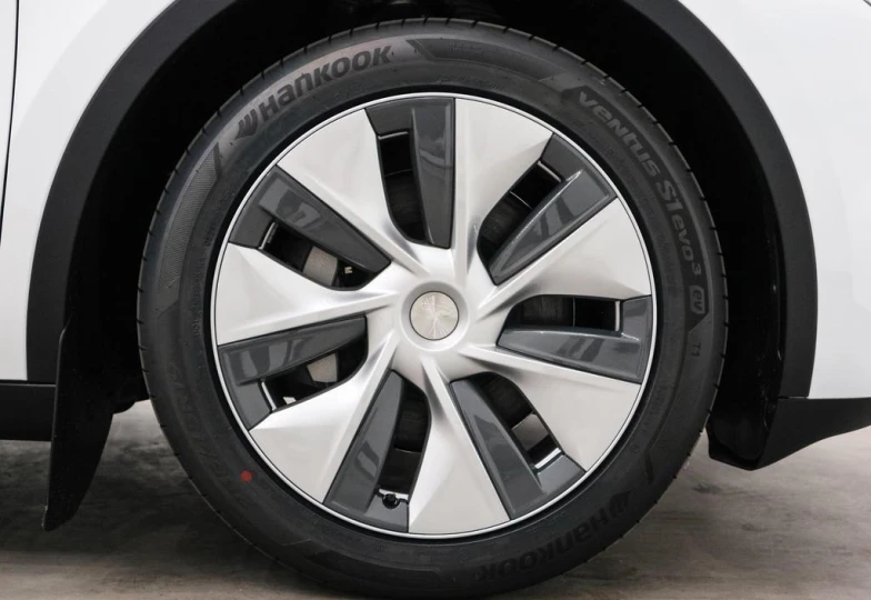 Tesla Model Y Long Range, 2025 - 5