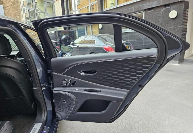 Bentley Flying Spur Azure, 2023 - 11