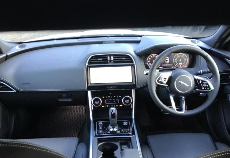 Jaguar XE D200 R-Dynamic HSE Black, 2024 - 1