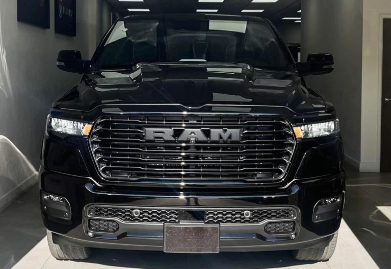 Dodge RAM 1500 Laramie Night Edition, 2025 - 0