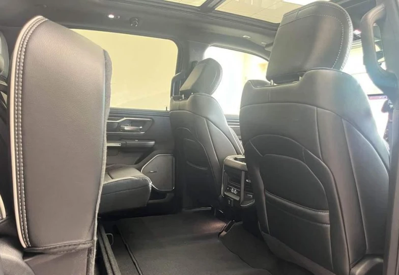 Dodge RAM 1500 Laramie Night Edition, 2025 - 8