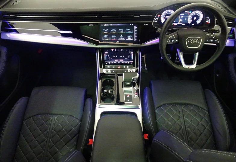Audi Q8 55 TFSI Quattro S Line, 2024 - 1
