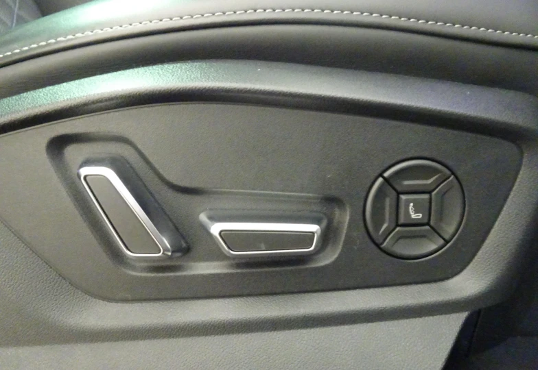 Audi Q8 55 TFSI Quattro S Line, 2024 - 26