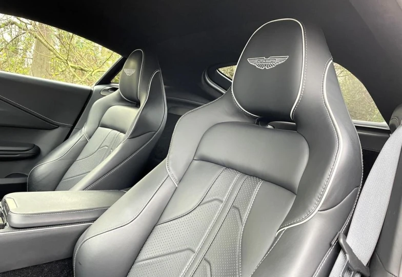 Aston Martin Vantage V8, 2024 - 4