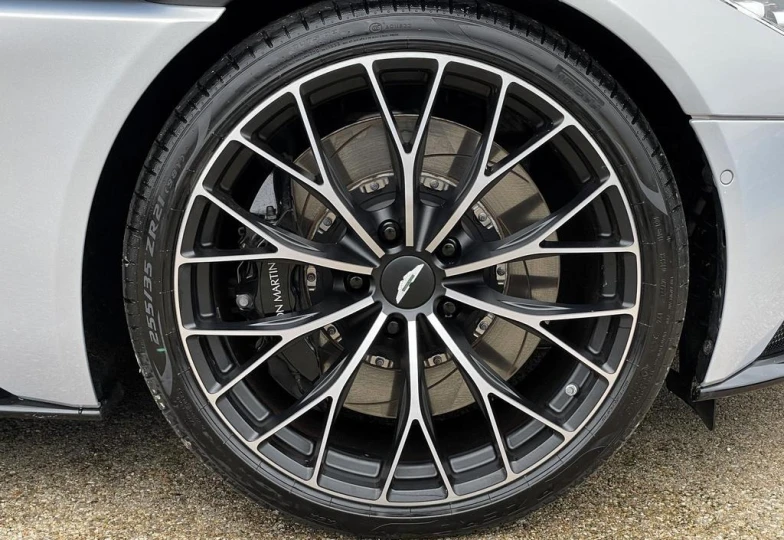 Aston Martin DB11 V8, 2023 - 40