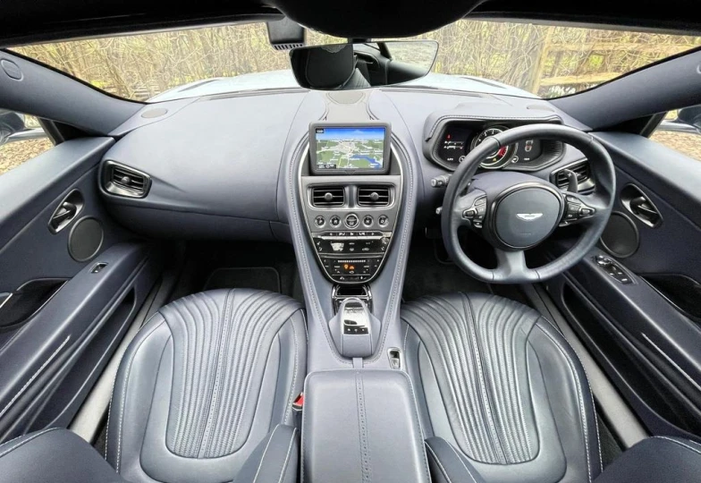 Aston Martin DB11 V8, 2023 - 1