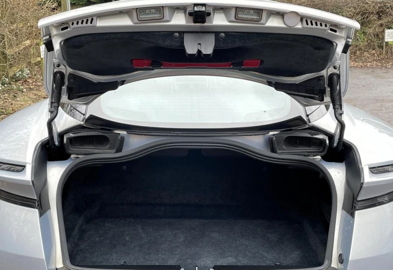 Aston Martin DB11 V8, 2023 - 38