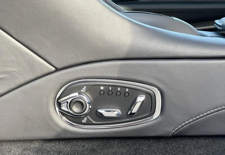 Aston Martin DBS V12 BiTurbo, 2023 - 30