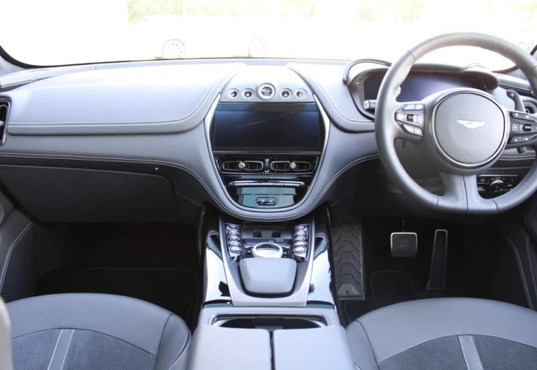 Aston Martin DBX V8, 2024 - 1
