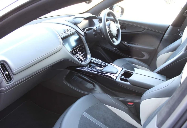 Aston Martin DBX V8, 2024 - 2