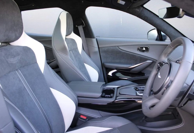 Aston Martin DBX V8, 2024 - 10