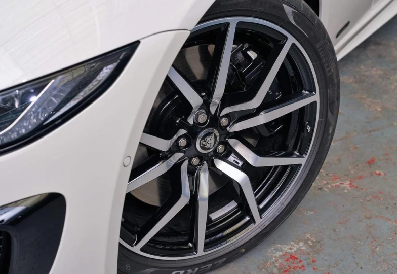 Jaguar F-Type Белый