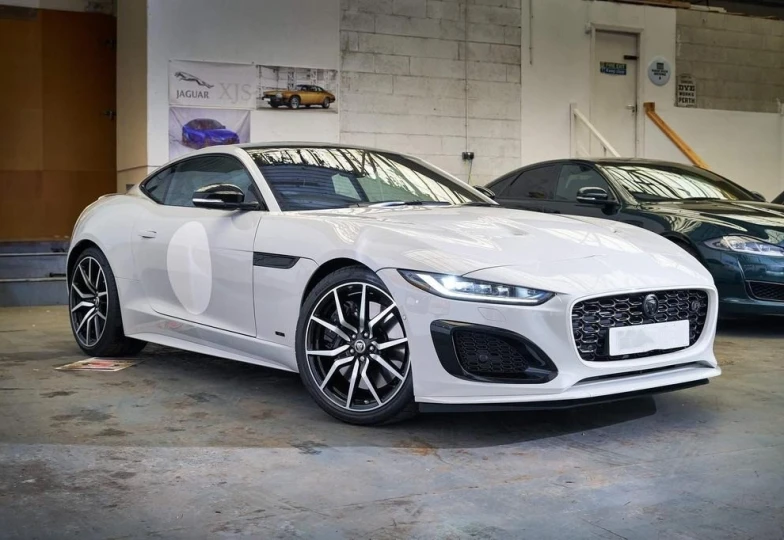 Jaguar F-Type Белый