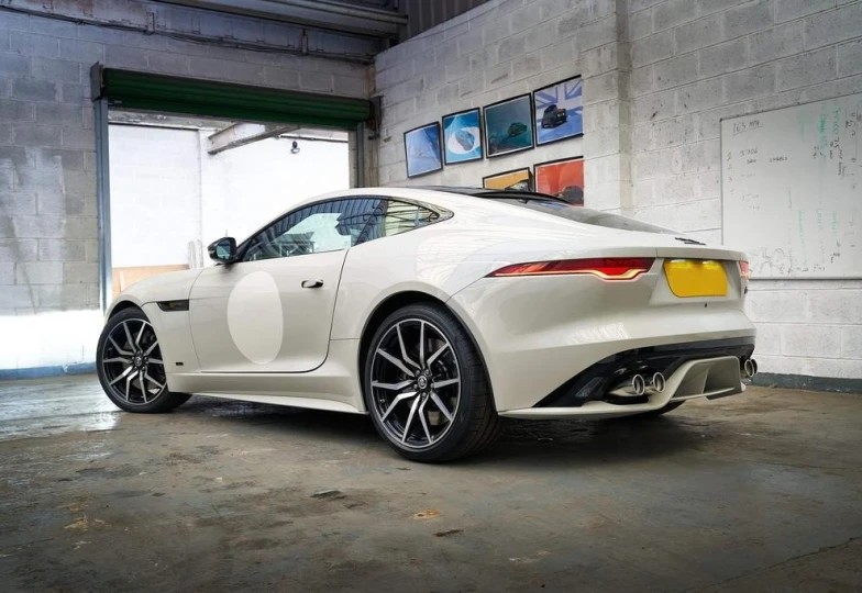 Jaguar F-Type Белый