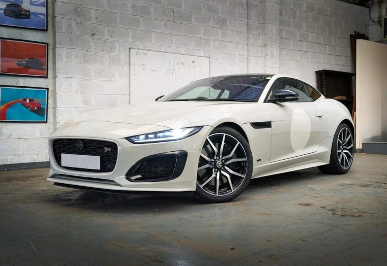Jaguar F-Type Белый