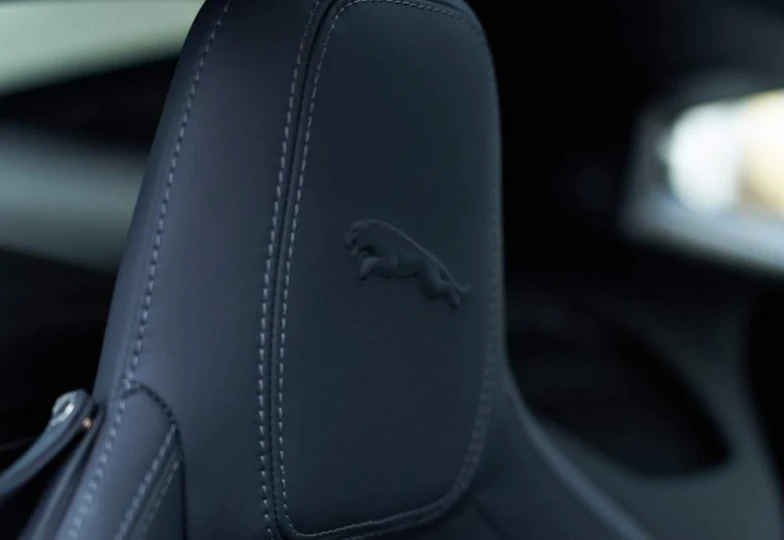 Jaguar F-Type Белый