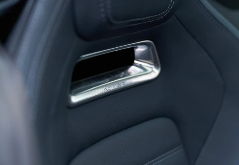 Jaguar F-Type Белый