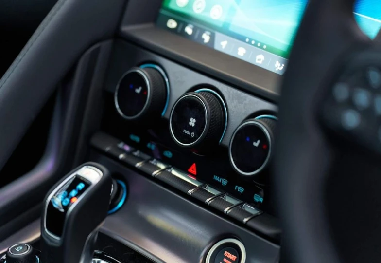 Jaguar F-Type Белый