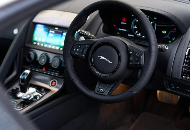 Jaguar F-Type Белый