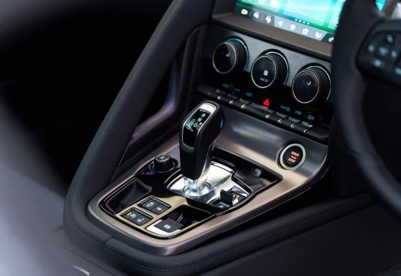 Jaguar F-Type Белый