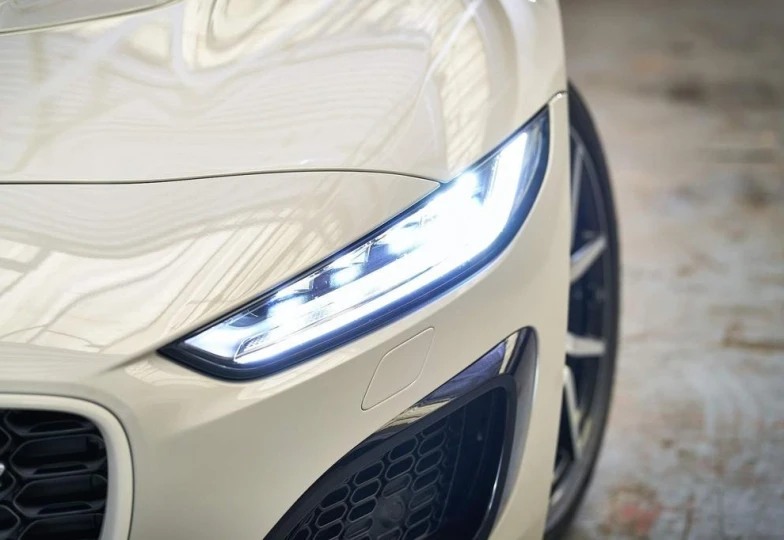 Jaguar F-Type Белый