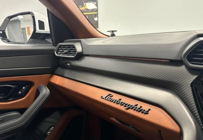 Lamborghini Urus White