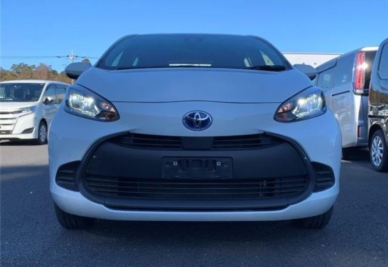 Toyota Aqua Белый