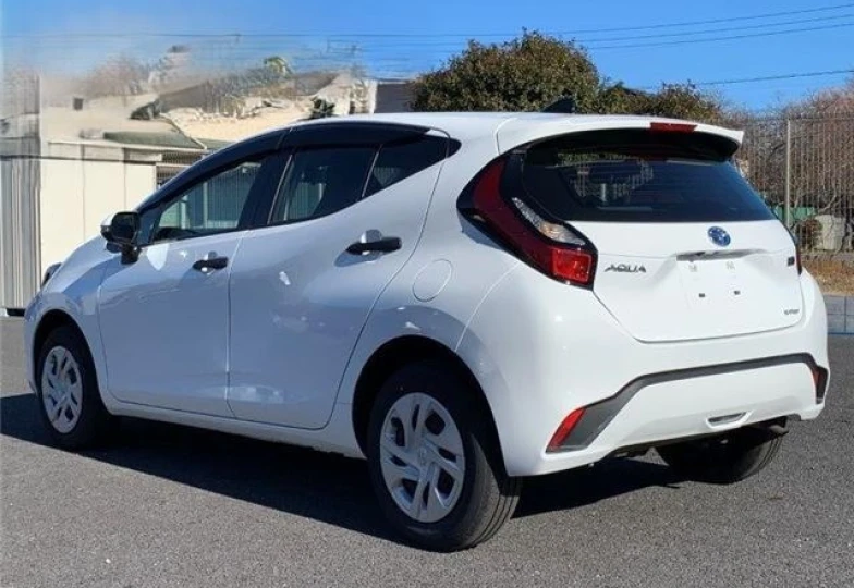 Toyota Aqua Белый