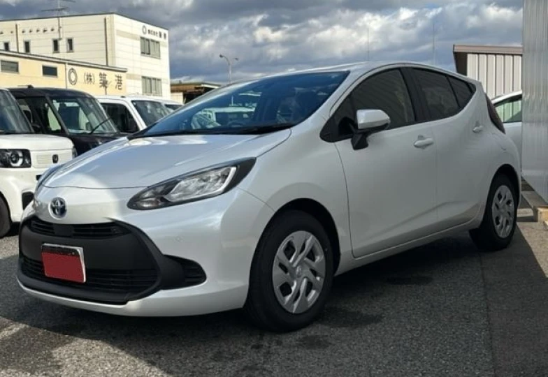 Toyota Aqua Белый