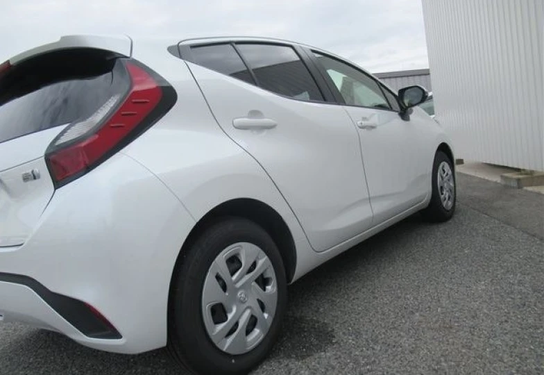 Toyota Aqua Белый