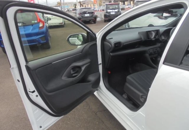 Toyota Yaris Белый