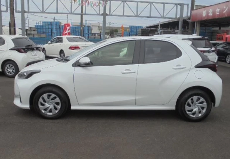 Toyota Yaris Белый