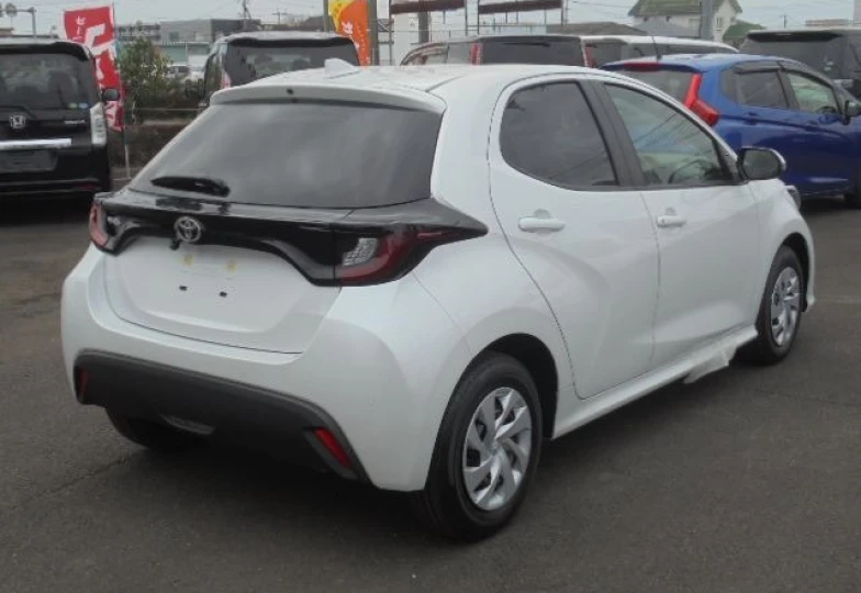 Toyota Yaris Белый