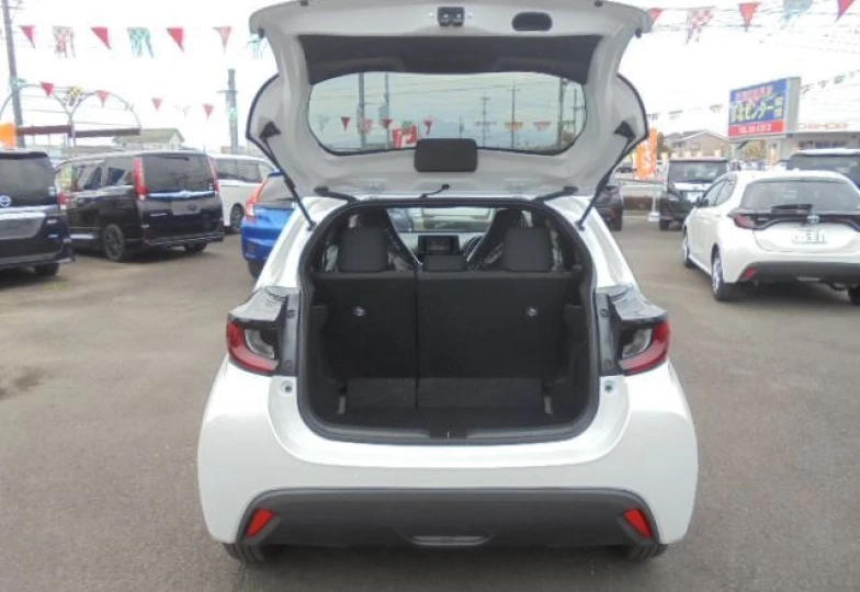 Toyota Yaris Белый
