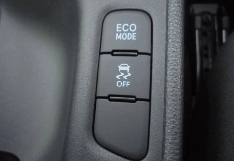 Toyota Yaris Белый