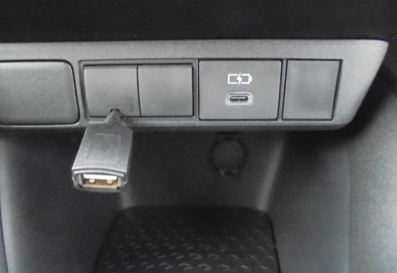 Toyota Yaris Белый