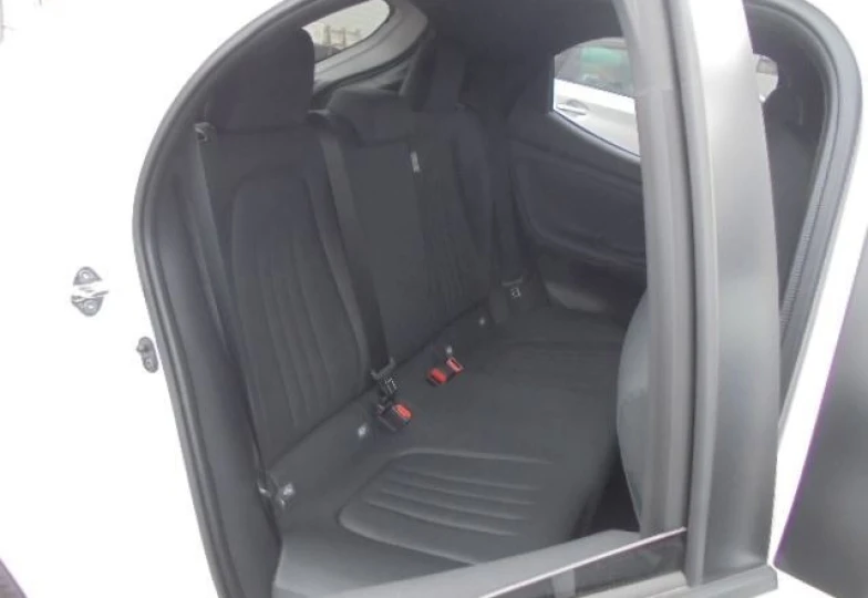 Toyota Yaris Белый