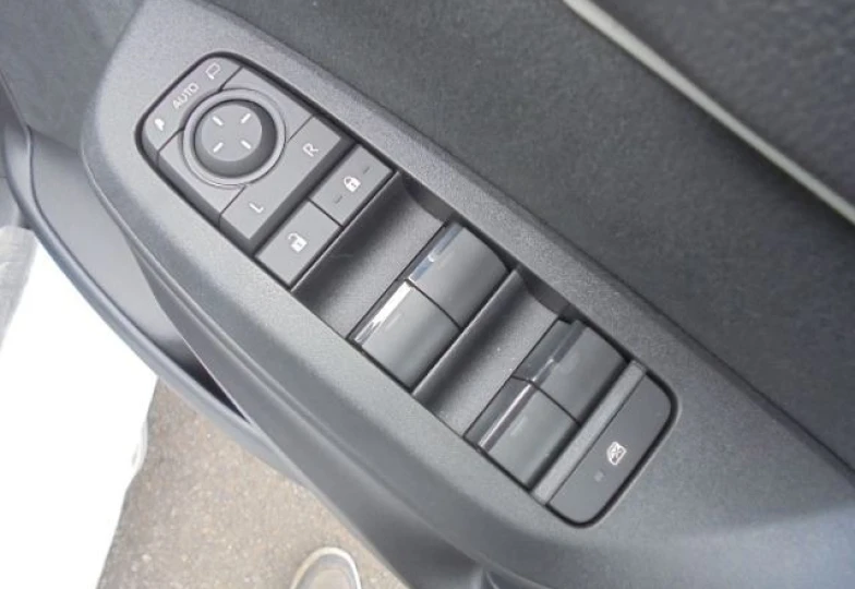 Toyota Yaris Белый