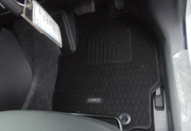 Toyota Yaris Белый
