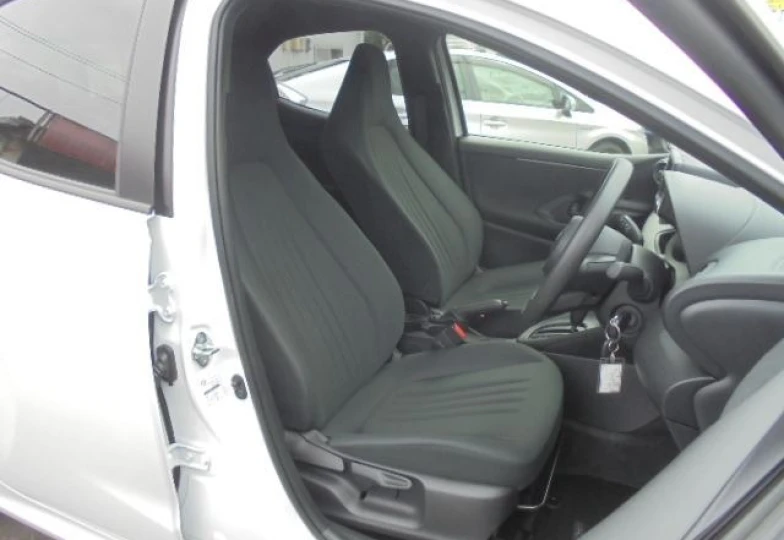 Toyota Yaris Белый