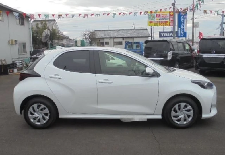 Toyota Yaris Белый