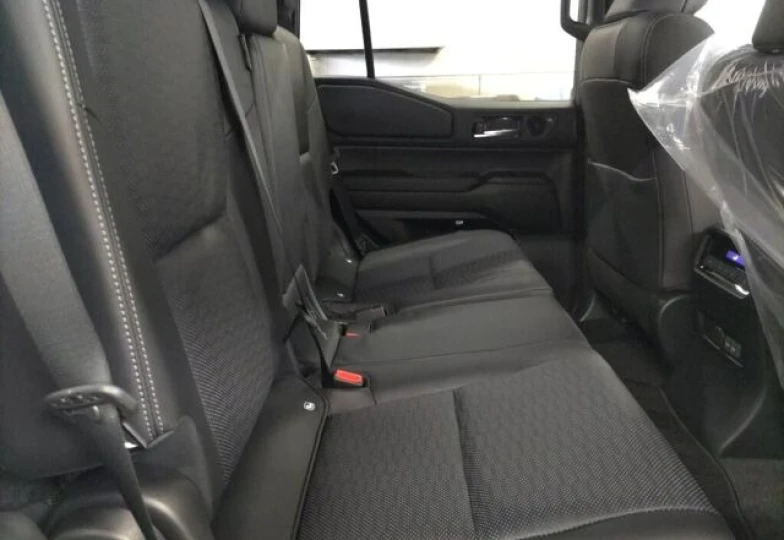 Toyota Land Cruiser 250 Белый