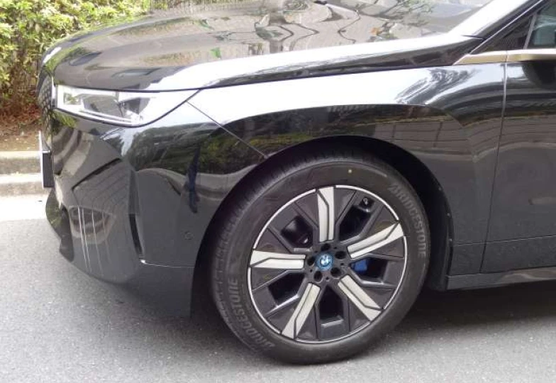 BMW iX Черный