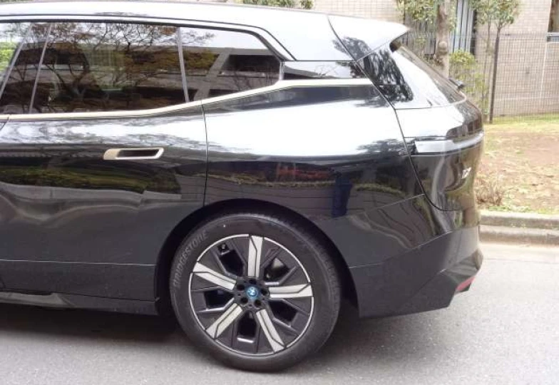 BMW iX Черный