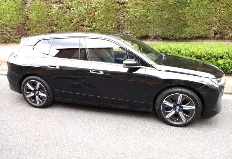BMW iX Черный