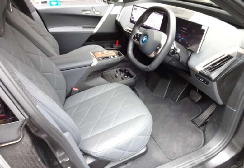BMW iX Черный