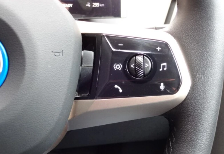 BMW iX Черный