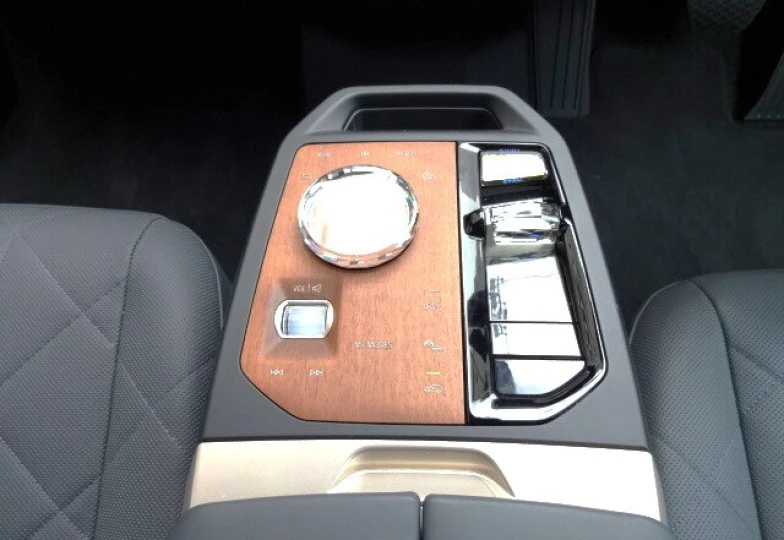 BMW iX Черный