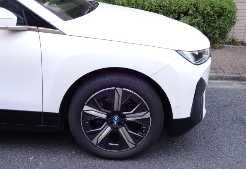 BMW iX Белый