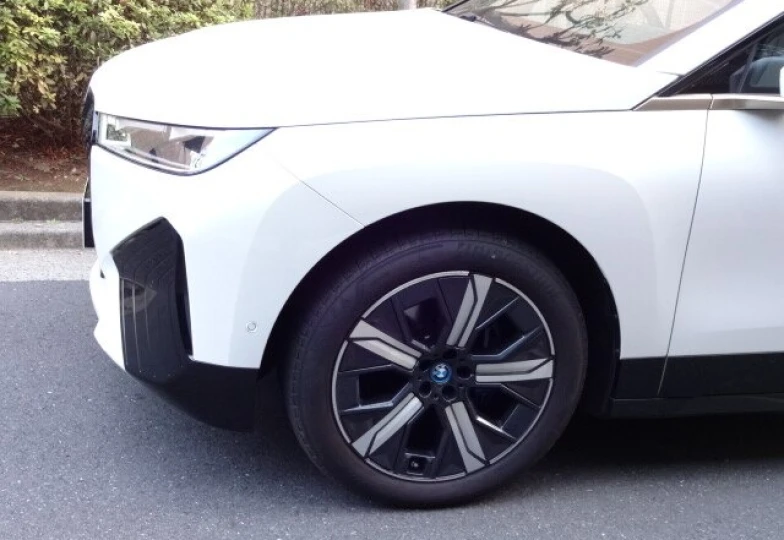 BMW iX Белый